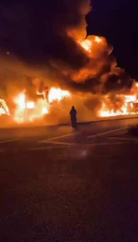 Tır alev topuna döndü; itfaiye ekipleri ölümden son anda kurtuldu - Resim: 1