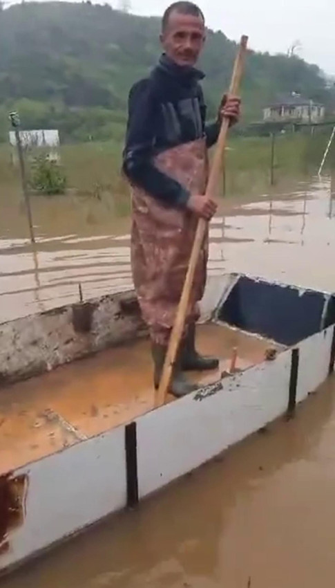 Bir şehir sular altında: Evine kayıkla gitti! - Resim: 4