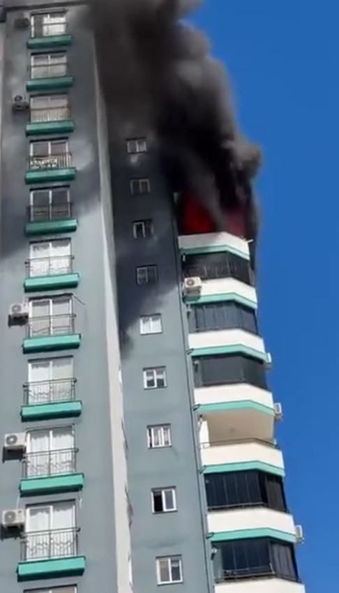 Apartmanın 10'uncu katında yangın çıktı, polis havaya ateş açmak zorunda kaldı - Resim: 4