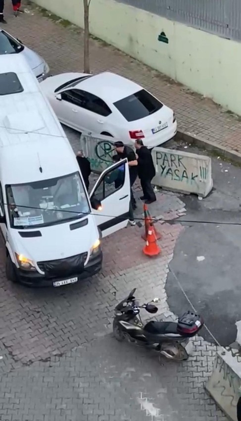 İstanbul trafiğinde yine ''yol verme'' dehşeti! Adam çağırıp silahla vurdurdu - Resim: 2