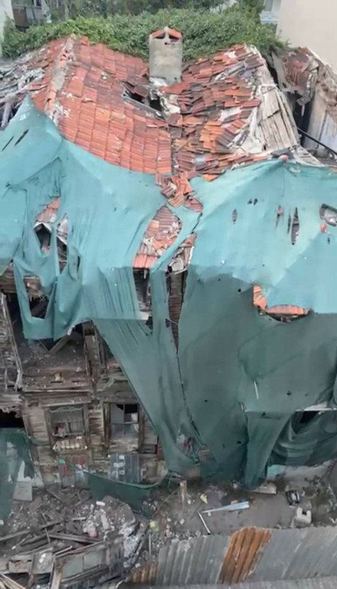 İstanbul'da 100 yıllık tarihi bina çöktü - Resim: 1