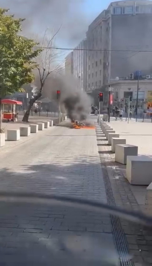 Polis ceza kesince çılgına döndü; yol ortasında motosikletini yaktı - Resim: 2