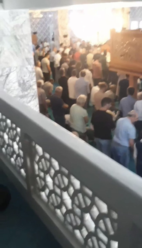 Cuma namazında ortalık karıştı, cemaat birbirine girdi - Resim: 4