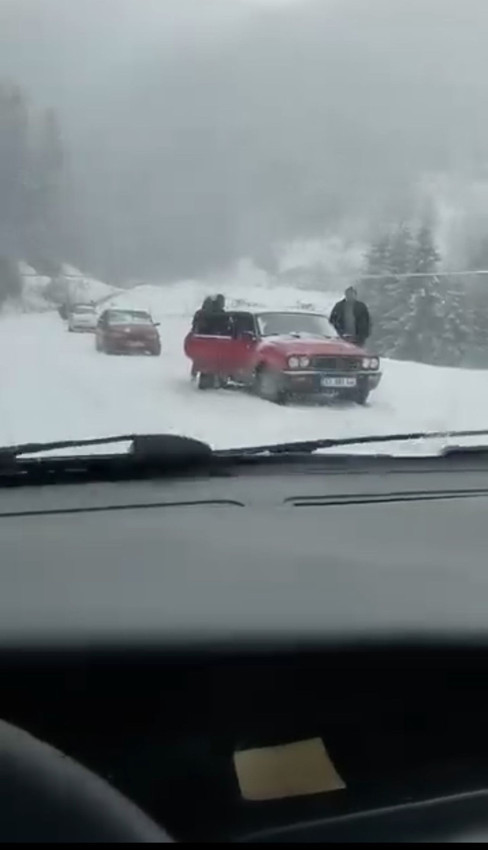 Nisan ayında kar şoku: Yollar beyaza büründü, sürücüler mahsur kaldı! - Resim: 3