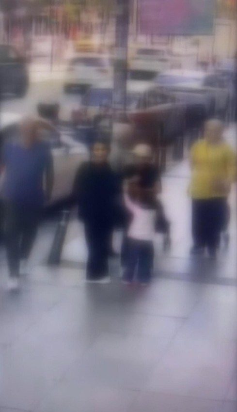 İstanbul'un göbeğinde güpegündüz kapkaç dehşeti: Biri elini tuttu, diğeri çaldı! - Resim: 4