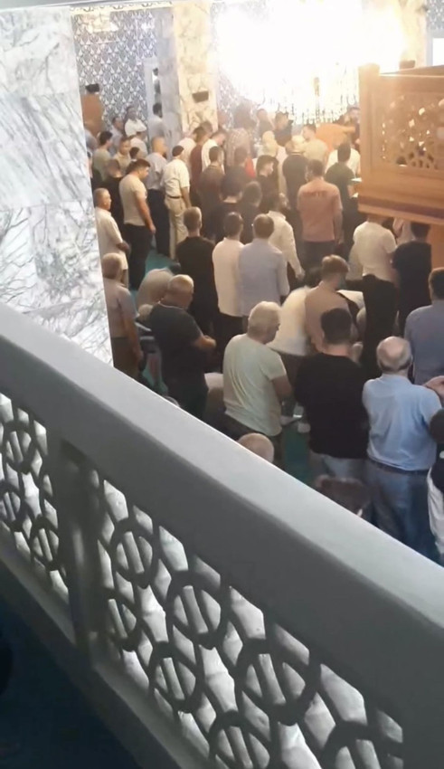 Cuma namazında ortalık karıştı, cemaat birbirine girdi - Resim: 1
