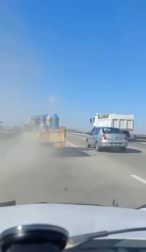 Trafikte tüp yüklü kamyon korku saçtı; o anlar kamerada - Resim: 1