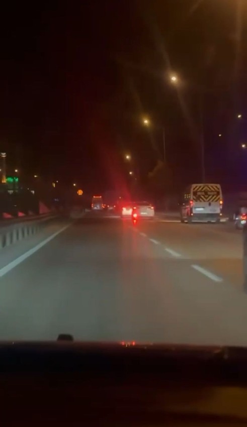 Trafikte iki ''inatçı keçi''nin ölümüne yol vermeme inadı kamerada - Resim: 1