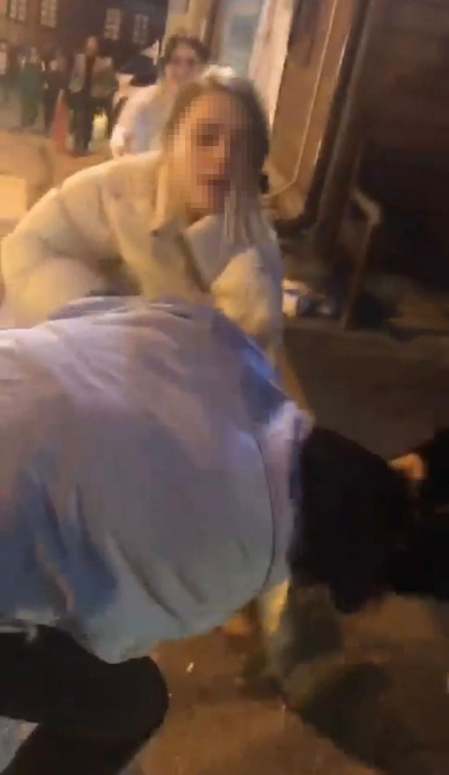 Liseli kızların saç saça baş başa kavgası kamerada - Resim: 4