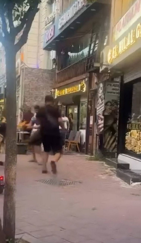 İstanbul'da yabancı uyrukluların sokak ortasında bıçaklı kavgası kameraya yansıdı - Resim: 2