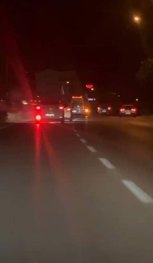 Trafikte iki ''inatçı keçi''nin ölümüne yol vermeme inadı kamerada - Resim: 2