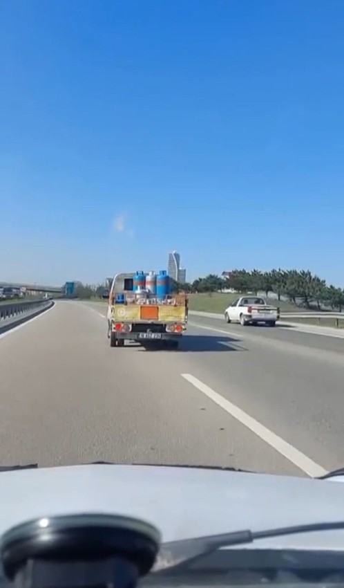 Trafikte tüp yüklü kamyon korku saçtı; o anlar kamerada - Resim: 3