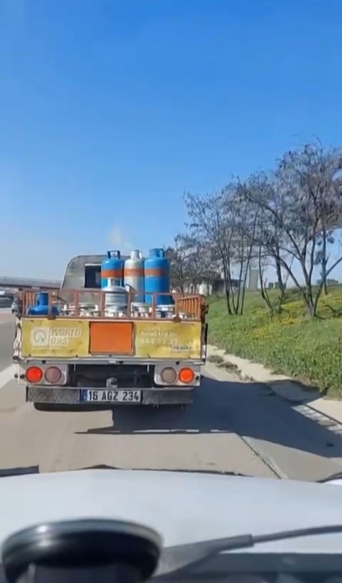 Trafikte tüp yüklü kamyon korku saçtı; o anlar kamerada - Resim: 4