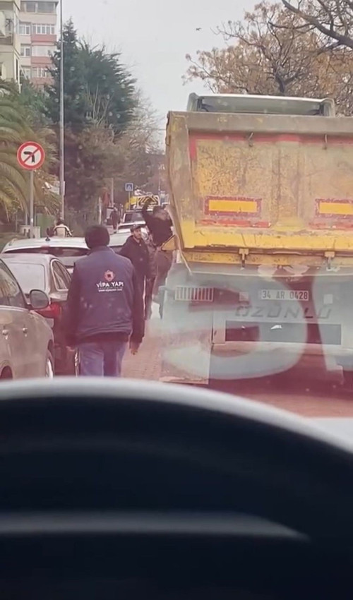 İstanbul'da kaza yapan sürücüler birbirine girdi... Trafikteki bıçaklı saldırı kamerada - Resim: 3