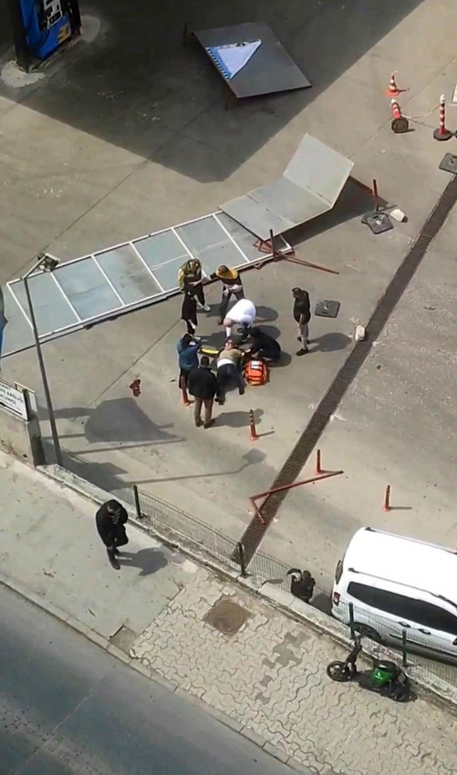 İstanbul'da fırtınada uçan panolar bir kişiyi yaraladı - Resim: 1