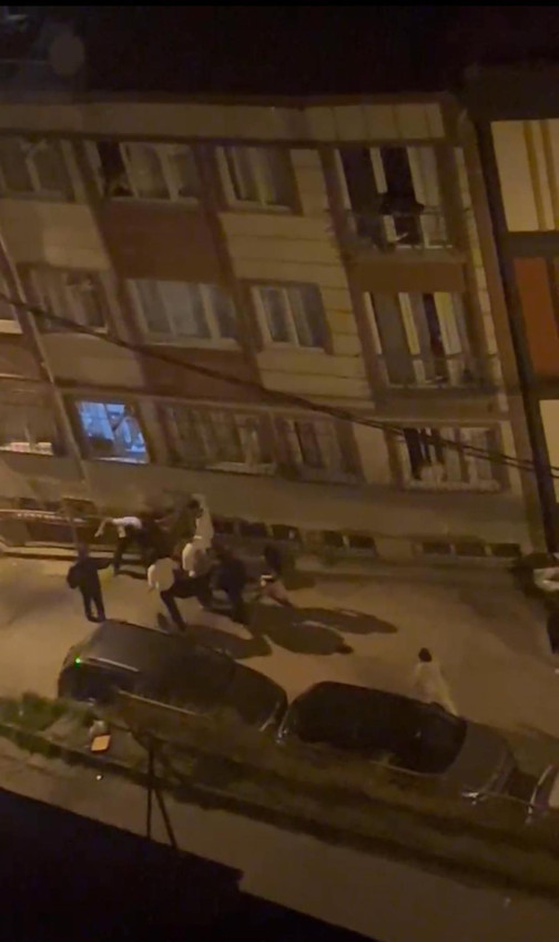 Sokak ortasında kadına tekme tokat dayak! ''Vur hak etti'' diye destek verdiler - Resim: 1
