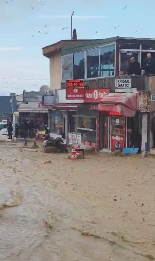 Su borusu patladı; yollar göle döndü - Resim: 1