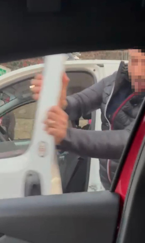 Kadın doktorun aracına tekmeyle saldırıp tehdit savurdu - Resim: 1