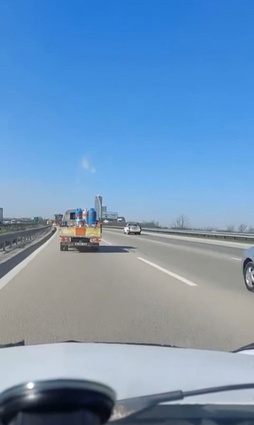 Trafikte tüp yüklü kamyon korku saçtı; o anlar kamerada - Resim: 2