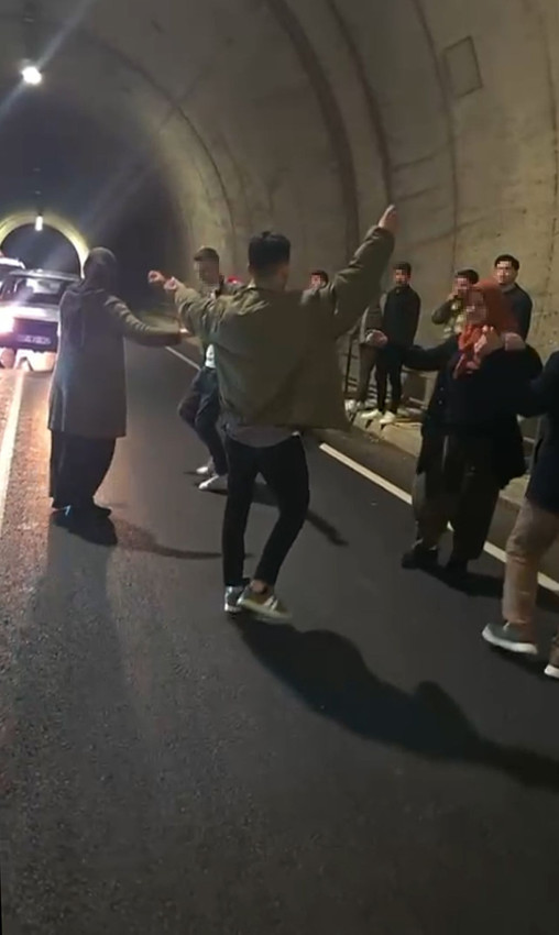 Yine bir asker eğlencesi, yine trafik rezaleti... - Resim: 2