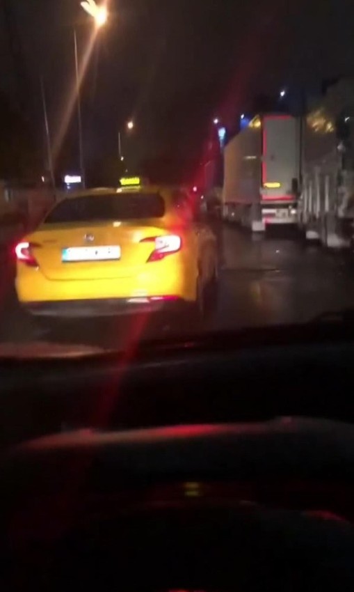 Taksici, yolunu kestiği otomobilin camını yumrukladı, küfürler yağdırdı - Resim: 4