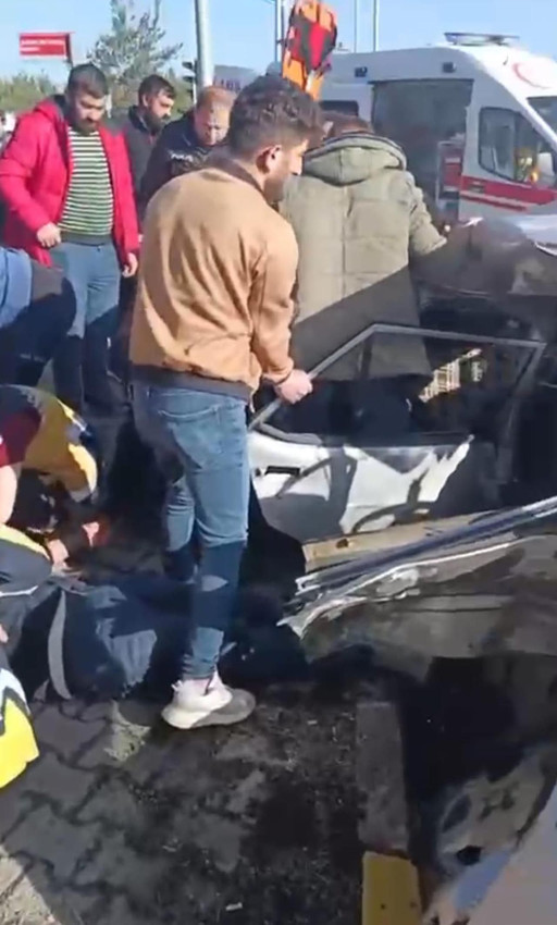 Zırhlı araç ile çarpışan otomobil hurdaya döndü: Yaralılar var - Resim: 2