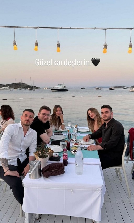 Ünlü futbolcu genç şarkıcı arasında aşk iddiası... - Resim: 4