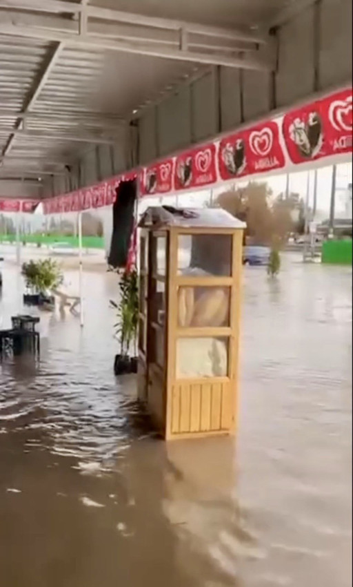 Osmaniye'de sağanak bir anda vurdu, yollar göle döndü; araçlar çamura gömüldü - Resim: 4