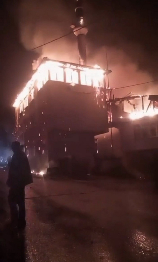 Amasra'da köyde çıkan yangını cami ve Köy Konağı'na sıçradı - Resim: 3