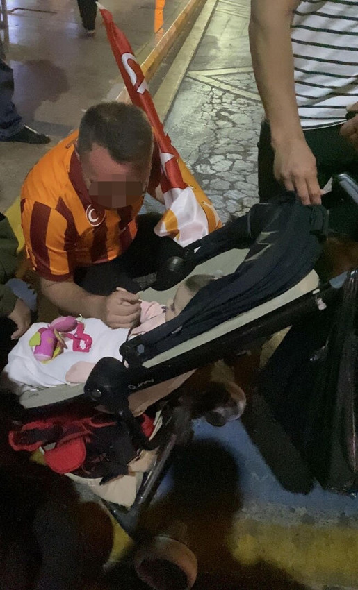 Şampiyonluğu kutlarken bebeklerini yolun ortasında unuttular - Resim: 3
