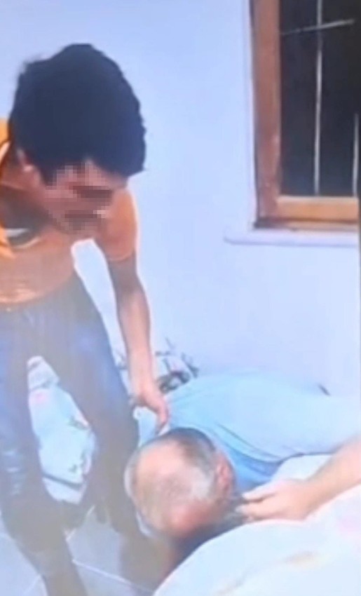 Yaşlı adamı döverek öldürüp intihar süsü verdiler! İşkence görüntüleri ortaya çıktı - Resim: 3