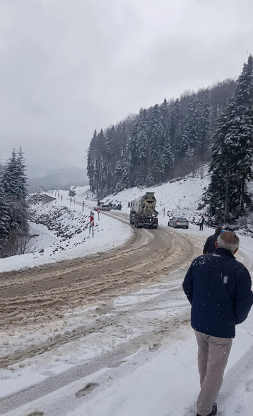 Nisan ayında kar şoku: Yollar beyaza büründü, sürücüler mahsur kaldı! - Resim: 2