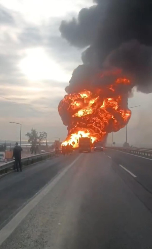 Akaryakıt yüklü tanker alev topuna döndü! Korku dolu anlar - Resim: 1