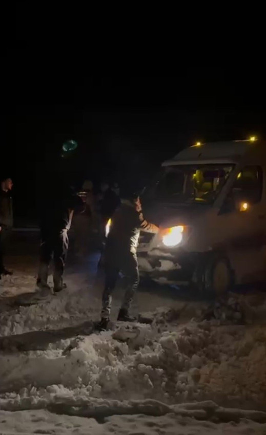 İki ilimizi birbirine bağlayan yolda tipi bastırdı araçlar yolda kaldı... - Resim: 3