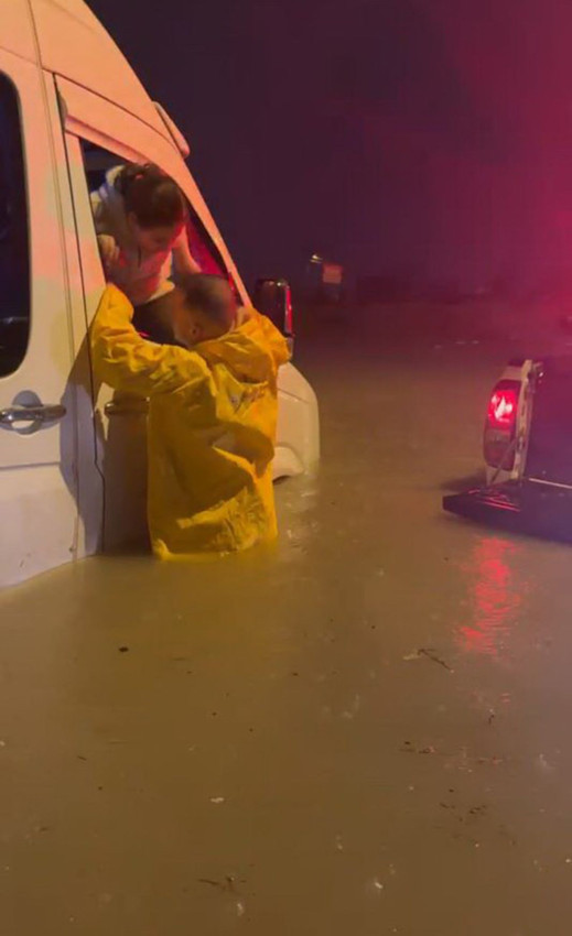 Sağanak yağışta dehşeti yaşadılar... Sulara gömülen araçta çok sayıda çocuk mahsur kaldı! - Resim: 2