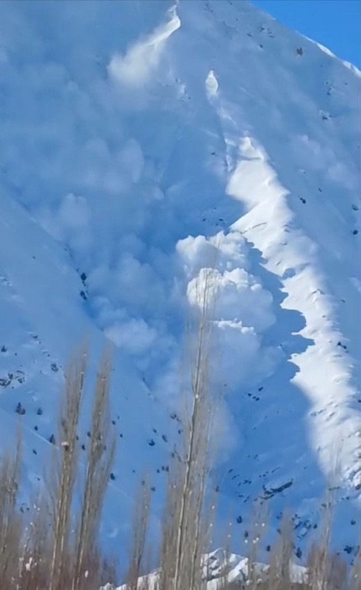 Yüksekova’da düşen çığ görüntülendi - Resim: 2