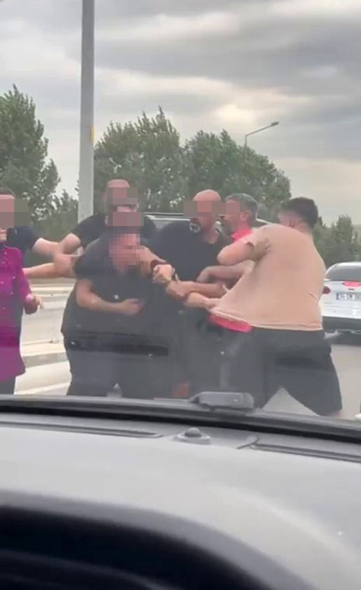 Yol verme kavgasında gözü dönen psikopatları vatandaşlar zor ayırdı - Resim: 1