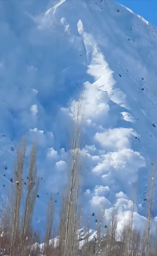 Yüksekova’da düşen çığ görüntülendi - Resim: 1