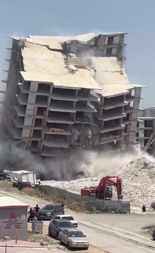 Hatay'da kontrollü yıkım depremi aratmadı: 12 katlı bina toz yığınına dönüştü - Resim: 1