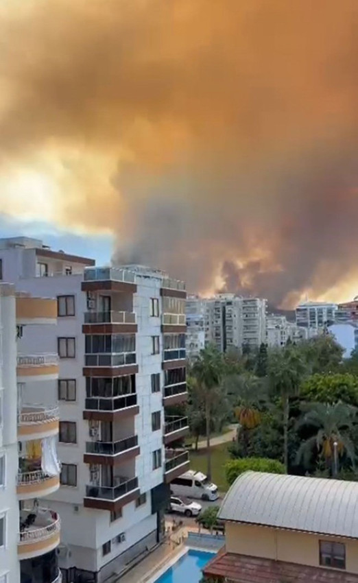 Alanya'da alevlerin yeniden büyüdüğü orman yangınında yerleşim yerleri tehdit altında - Resim: 4