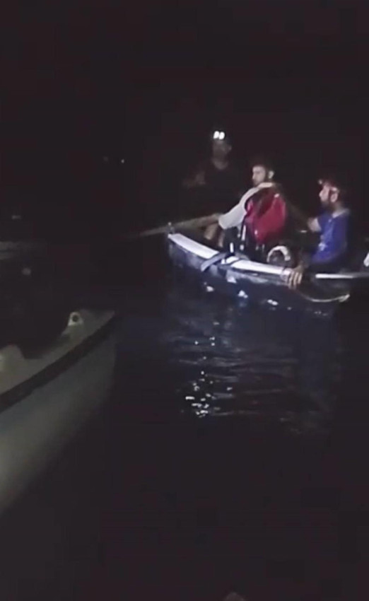 Denizde can pazarı! Amatör balıkçıların teknesi alabora oldu - Resim: 4