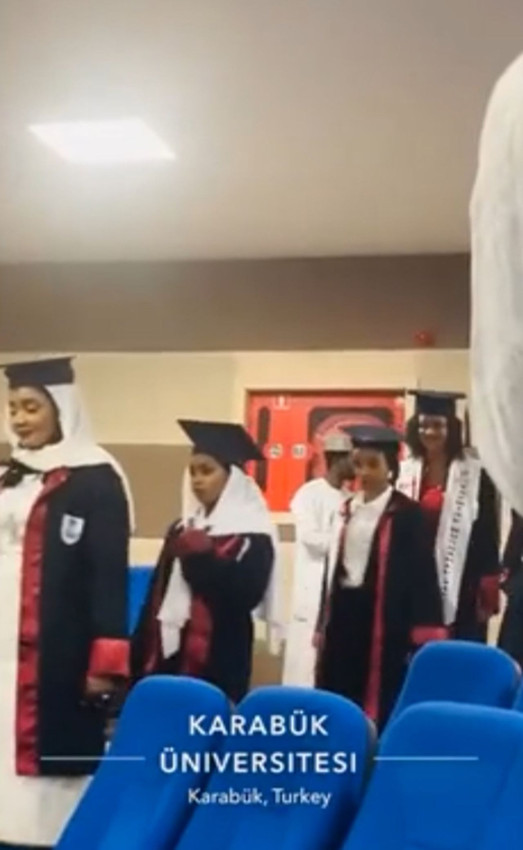Karabük Üniversitesi'nin mezuniyet törenindeki siyahi öğrenciler olay oldu - Resim: 1