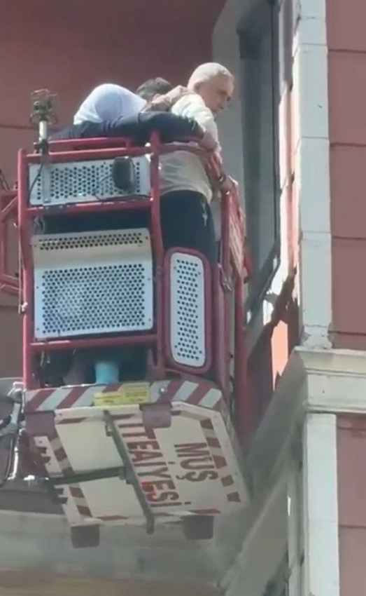 7 katlı binada can pazarı: 5 kişi yangında mahsur kaldı - Resim: 4