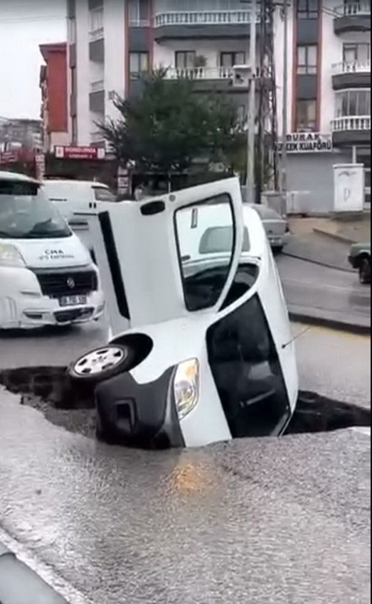 Ankara'yı sağanak ve sel vurdu: Bir araç çöken yola saplandı, başkent sular altında! - Resim: 3