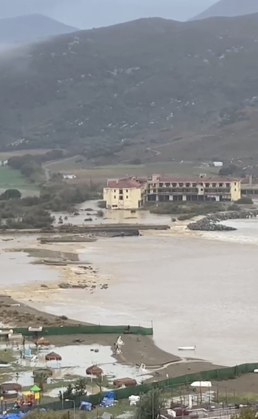 Sağanak yağış sonrası Gökçeada'da sel... Evler ve iş yerleri sular altında kaldı - Resim: 5