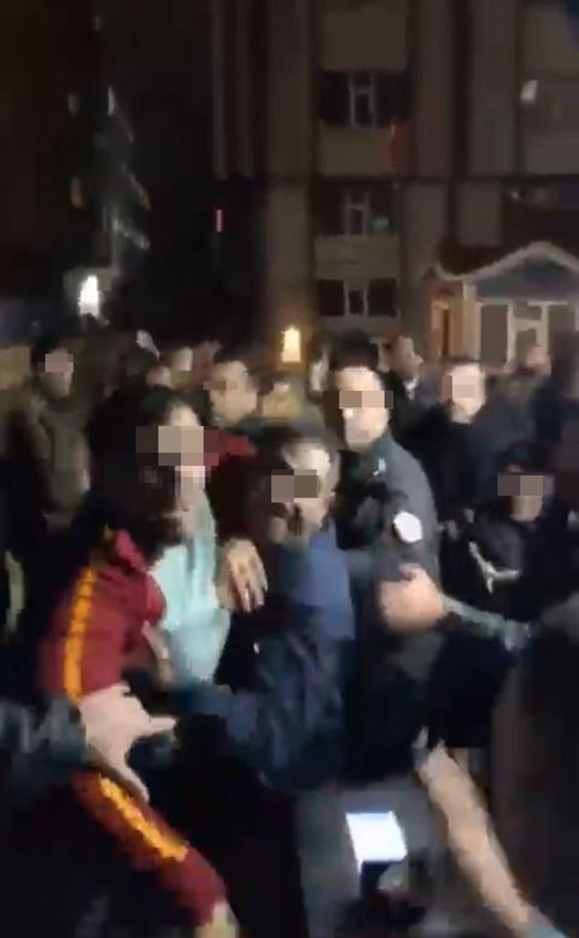 Öğrencilerle tartışan taksiciler ellerinde sopalarla öğrenci yurdunu bastı - Resim: 1