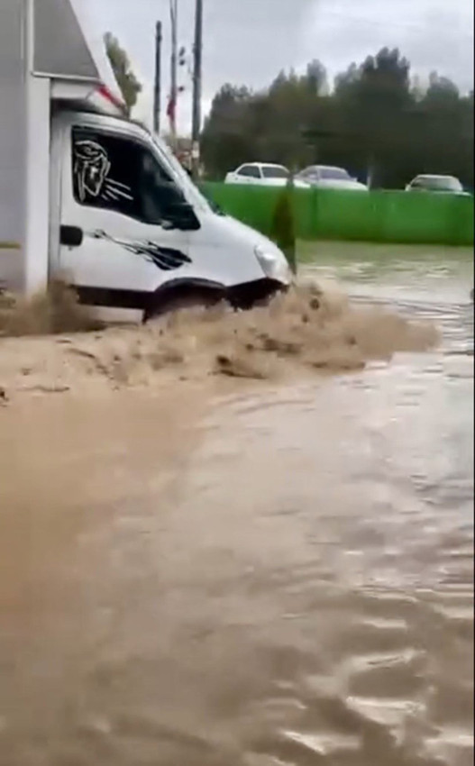 Osmaniye'de sağanak bir anda vurdu, yollar göle döndü; araçlar çamura gömüldü - Resim: 3
