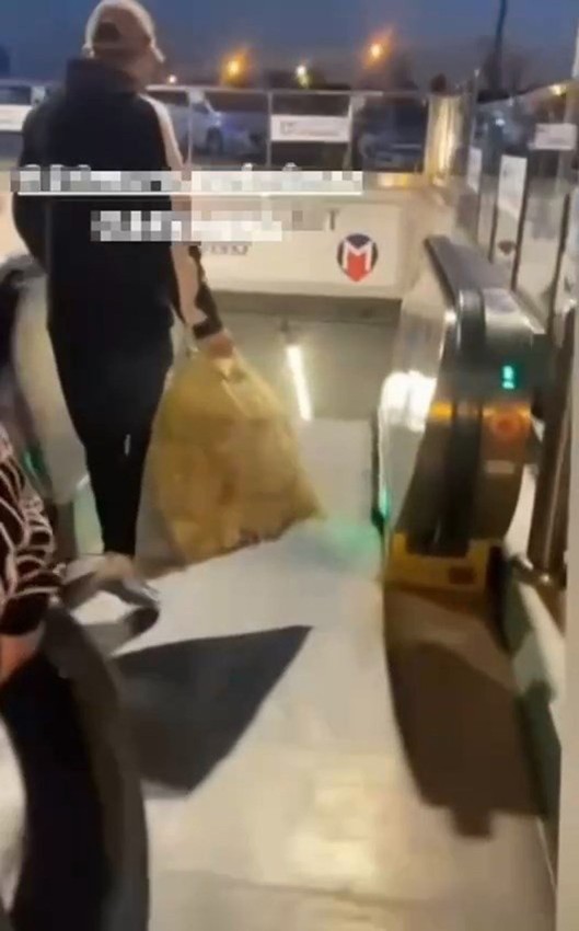 İstanbul Metrosu'nda skandal görüntü: Tepkiler çığ oldu - Resim: 1