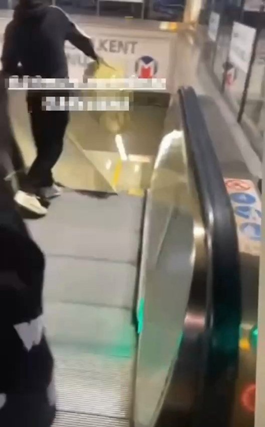İstanbul Metrosu'nda skandal görüntü: Tepkiler çığ oldu - Resim: 2