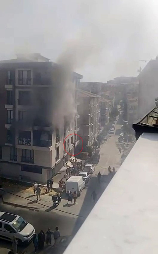 İstanbul'da büyük yangın: İki kişi pencereden atladı - Resim: 2